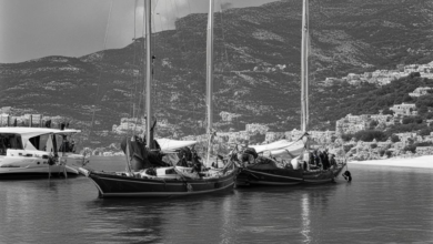 Taucher erkunden das Innere des gesunkenen Segelboots vor Sizilien