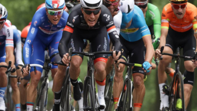Sieger im Zielsprint: Bittner profitiert von van Aerts Fehler.
