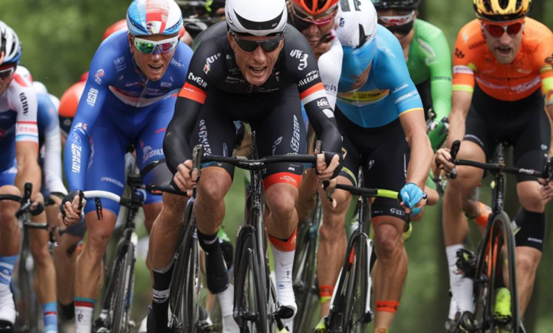 Sieger im Zielsprint: Bittner profitiert von van Aerts Fehler.