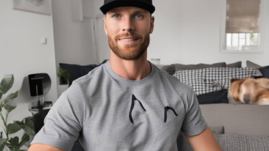 Deutsch: Influencer Andrew Tate erneut unter Hausarrest gestellt