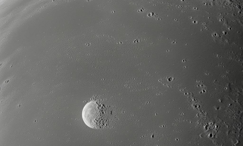 Erster Satellit umkreist Mond und Erde in einem Flug