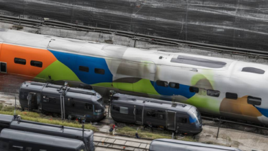 Passagiere müssen wegen Gepäck auf Sitzen stehen.